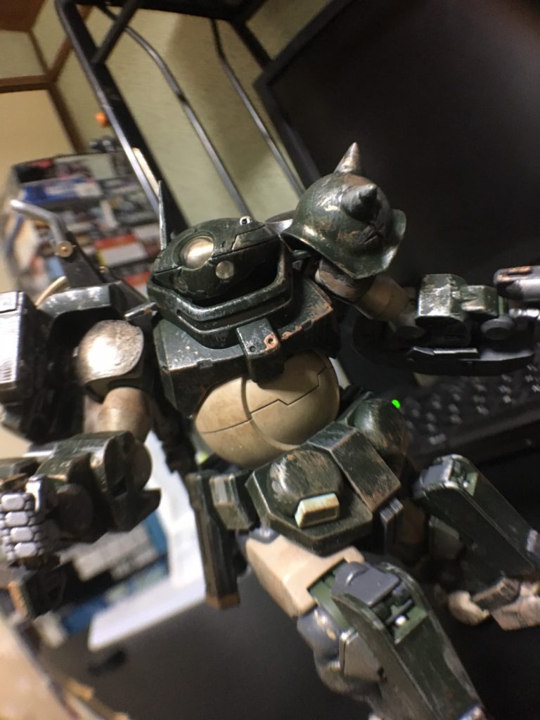 両肩部にはザクを意識した装甲を装備。
頭部のアンテナもあり、湿地帯戦用ザクを彷彿とさせる。