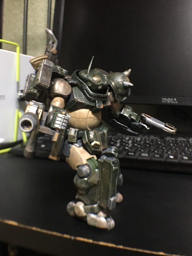 ホバー機動には劣るが、ローラーダッシュでの高速起動が可能。
左肘のシールドで右肘のキャノンに対するカウンターウエイトとしている。