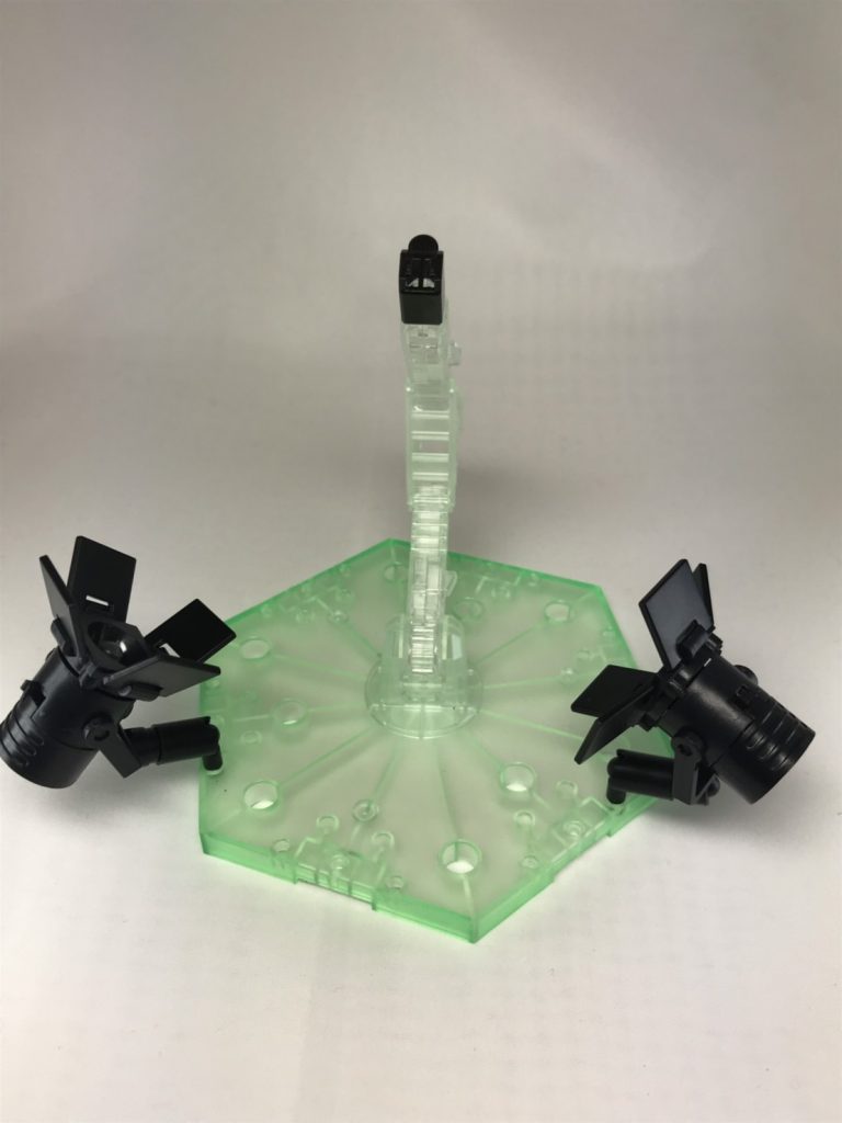 アクションベース5クリアの縁を狙って蛍光クリアグリーンで塗装。勿論ブラックライトで光ります。
スタンドにもブラックライトを設置。