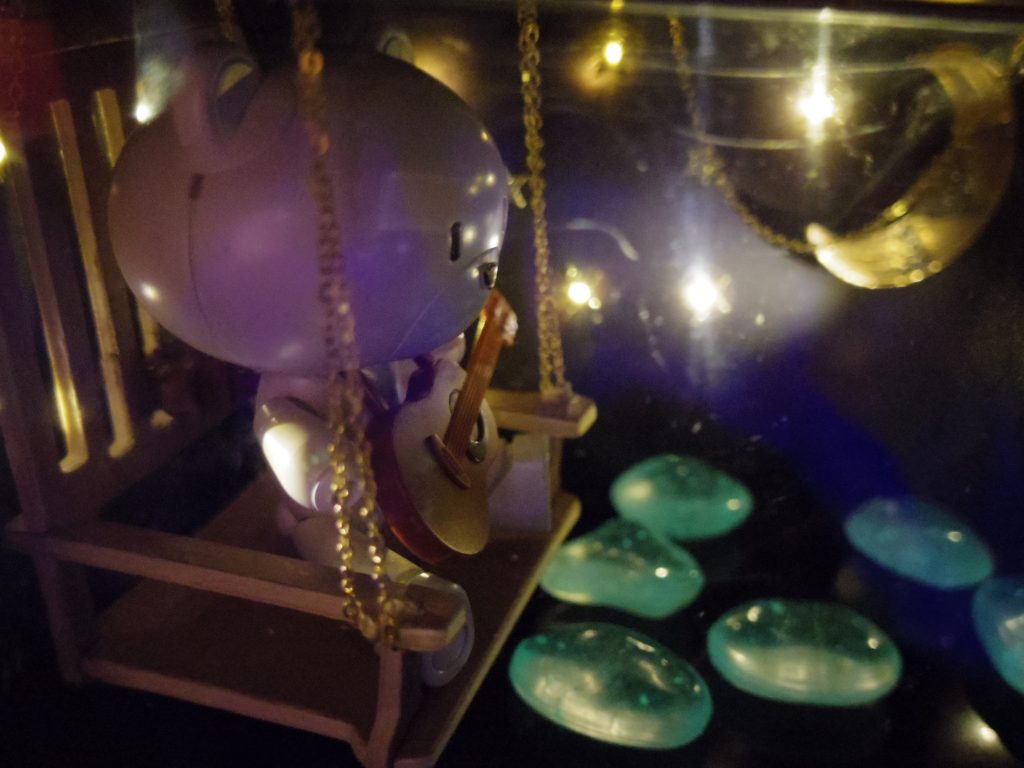 床部分に置いてあるのは、畜光のデコレーションストーンです。