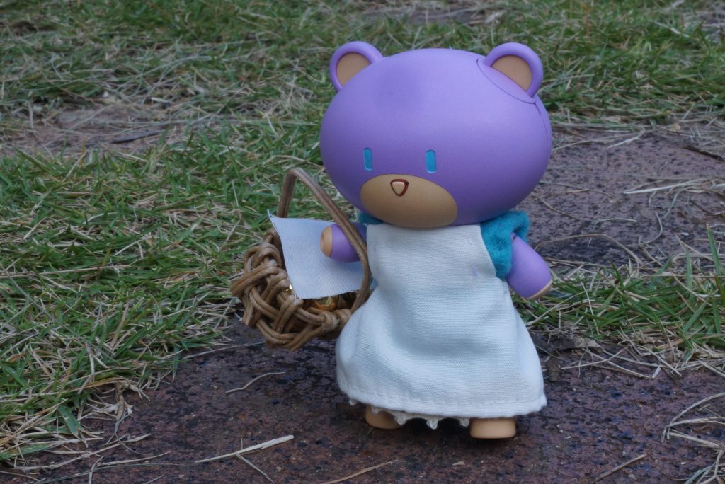 　ポージングです。バスケットを持って、歩いているイメージです。...かわいいです　ちなみにバスケットには金のりんご(金のビーズ)が入っています。