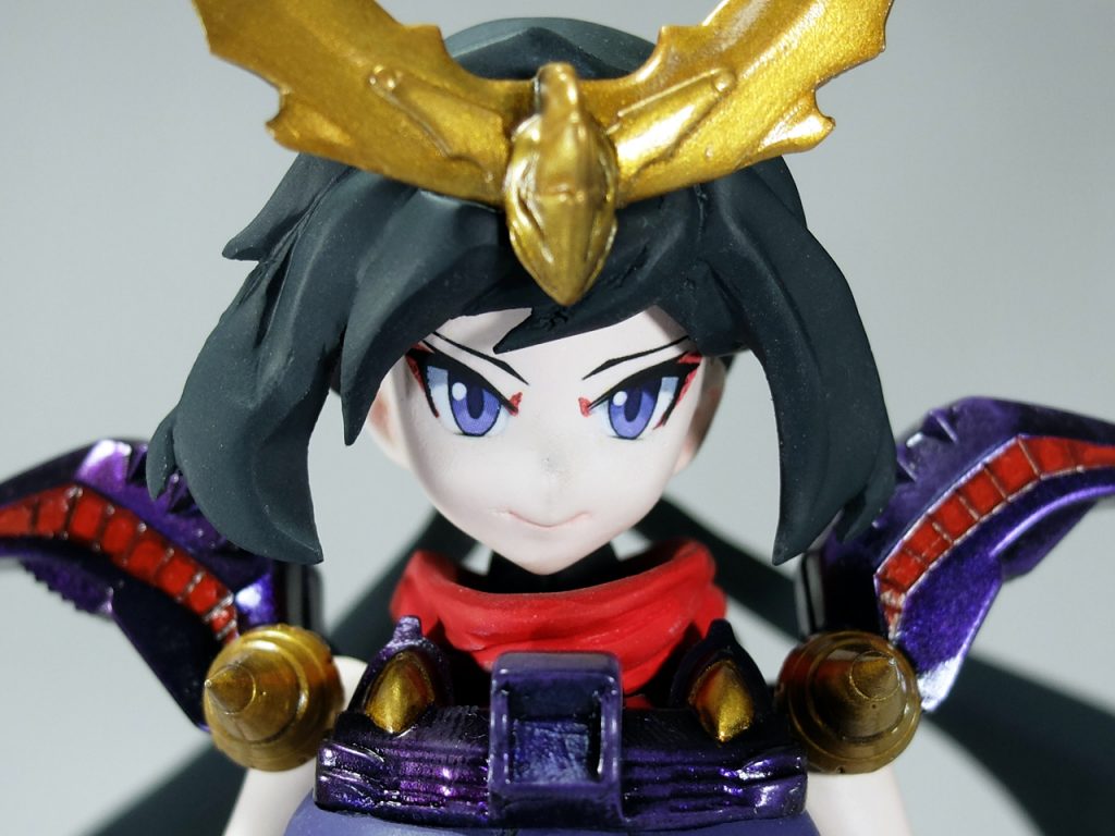 素顔は悪の女幹部風メイクで