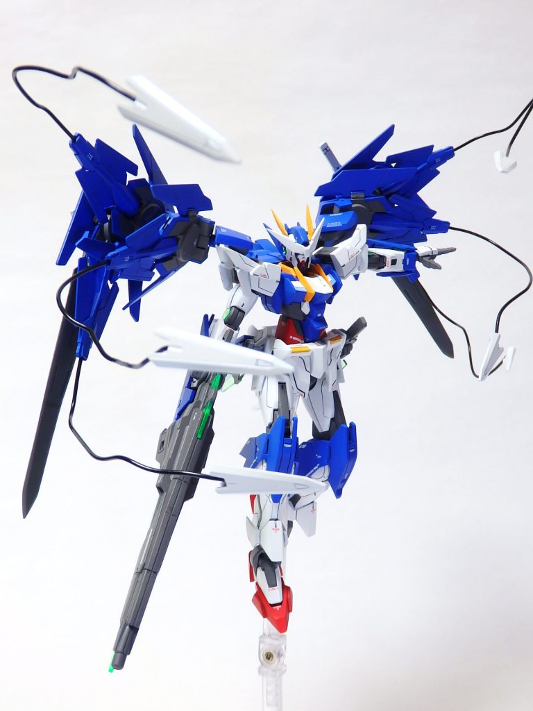 ~ACTION~
■ GNウイングワイヤー
 バックパックに装備された6基のGNウイングビットから射出される内蔵式ワイヤー。
 ワイヤーには機体からのエネルギーが流され、強靭な硬度と耐久力を備える。
 接近するミサイルやデブリへの対応、モビルスーツとの近接戦闘において高い威力を発揮する。
 
 コーイチの助言により、ストライクノワールのEQS1358 アンカーランチャーから着想を得た。