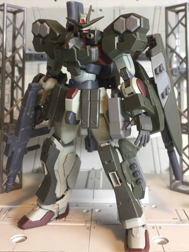 頭に装甲が付かないのはフルアーマーの伝統!
胴体前面は装甲に覆われているけれど胸部の引き出し可動が死んでいないのが自慢です。
劇中で腰を狙われるとわかっていたらお腹周りも装甲増やしたのになあ。