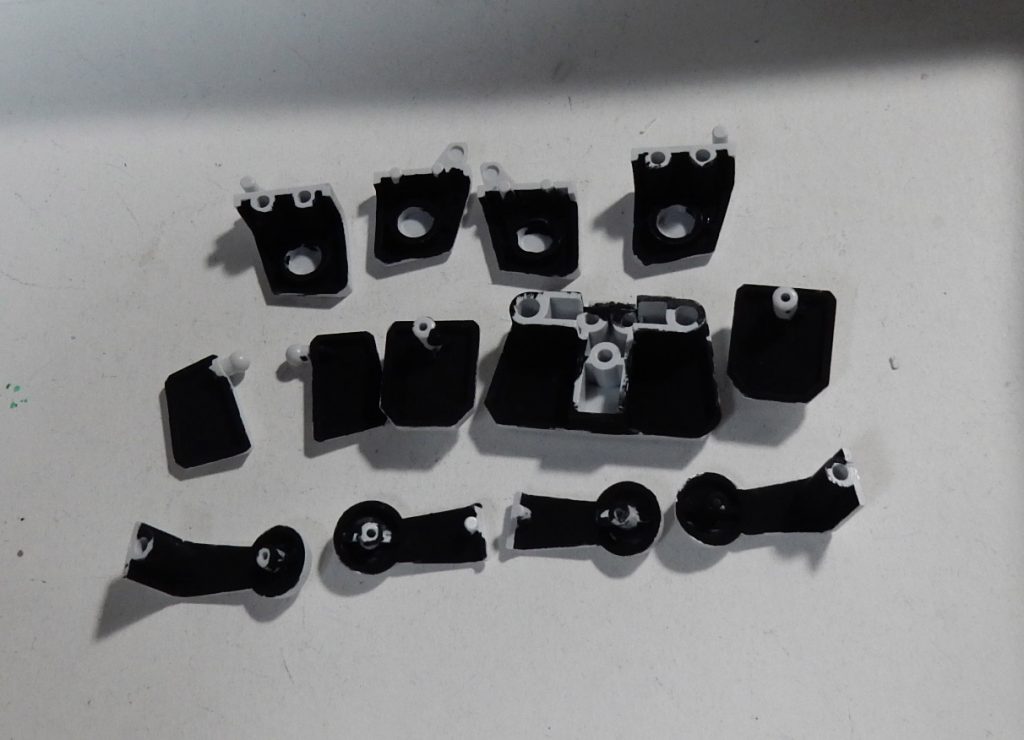 ついでにアーマー裏も黒で塗っちゃいます。まあここまでは普通に塗るのと変わらないですね。
絵具使ってますが塗料でも構いません。慣れてる方で。