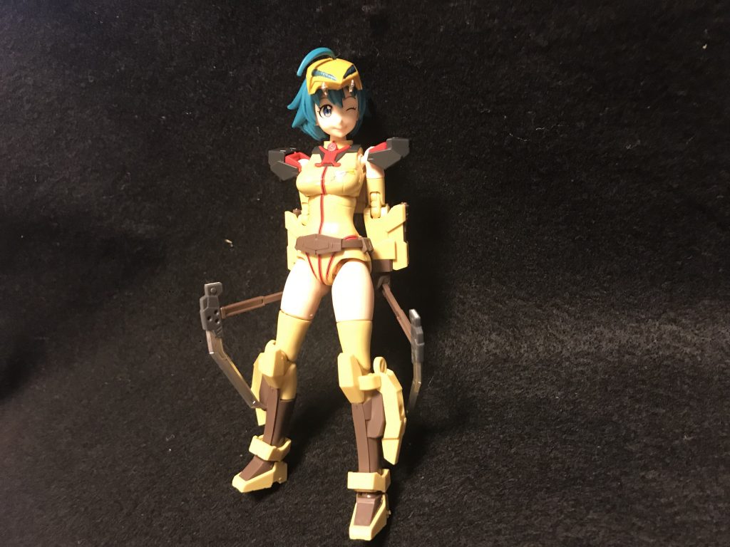 女の子らしく後ろ手で