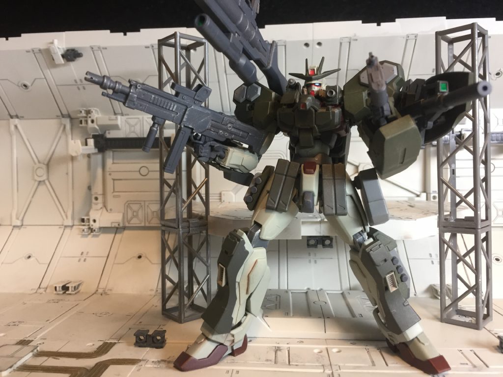 ■武装
ビームスナイパーライフル
ビームマシンガン
90mmブルパップマシンガン
ビームハンドガン
ミサイルランチャーシールド
胸部マルチランチャー
ヒートナイフ
腕部固定式ビームガン/サーベル
腕部小型シールド
ハンドグレネード×9
上記の武装に加え近接戦闘を意識した増加装甲が施されており、かなりの機体重量増となっている。