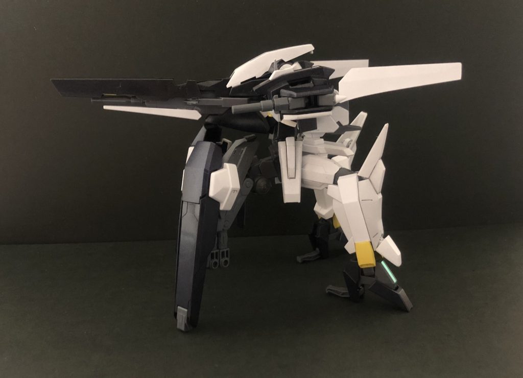 ーーーーーーーーーーーーーーーーーーーーーー
*四脚砲撃形態<ブラスターフォーム>*
*AGE-2デルタの最大の特徴ともいえる第三形態。*
*本体脚部とダッシュユニットによって構成された四脚砲台の姿となり、高精度・高出力の射撃が可能となる。*
*また、ハイパードッズブラスターは本体コアユニットに直結した形となるため、その性能を最大限発揮できる。*
*一方、機動力は皆無であるため、基本的には遠距離からの狙撃がメイン運用となる。*
*本形態は変形シークエンス上、人型形態と飛行形態の中間のような状態であるため、少ない工程で両形態へ変形することができる。*
*そのため、急な襲撃であっても*
*・素早くストライダーフォームへ変形することでその場を離脱し状況を立て直す*
*・バトルフォームへ変形して近接戦闘に移行する
など状況に応じた選択が可能となっている。*
ーーーーーーーーーーーーーーーーーーーーーー
第三形態はブラスターフォームです!!
いわゆる固定砲台モードみたいな感じです。
シルエットが小さく収まっていて派手さはありませんが、個人的にはかなり気に入っている形態です。