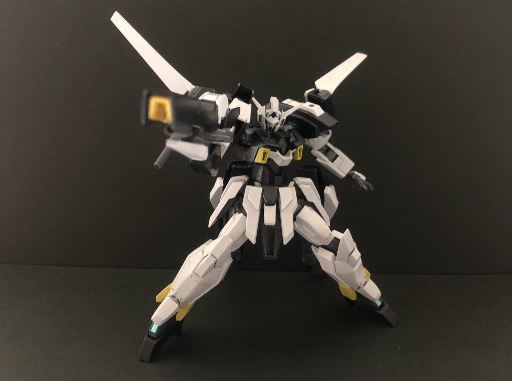 ーーーーーーーーーーーーーーーーーーーーーー
*◆ハイパードッズブラスター*
*AGE-2マグナムのハイパードッズライフルの上下に2枚のバレルパーツを追加した強化型ライフル。*
*追加バレルによって粒子回転率を高め、より貫通力のあるビームを射出することができる。*
ーーーーーーーーーーーーーーーーーーーーーー
AGE世代のキットがベースなだけあって、よく動きます。ただ、背面下部の装備がかなり重いため、もっと動かすにはスタンドが必須です。