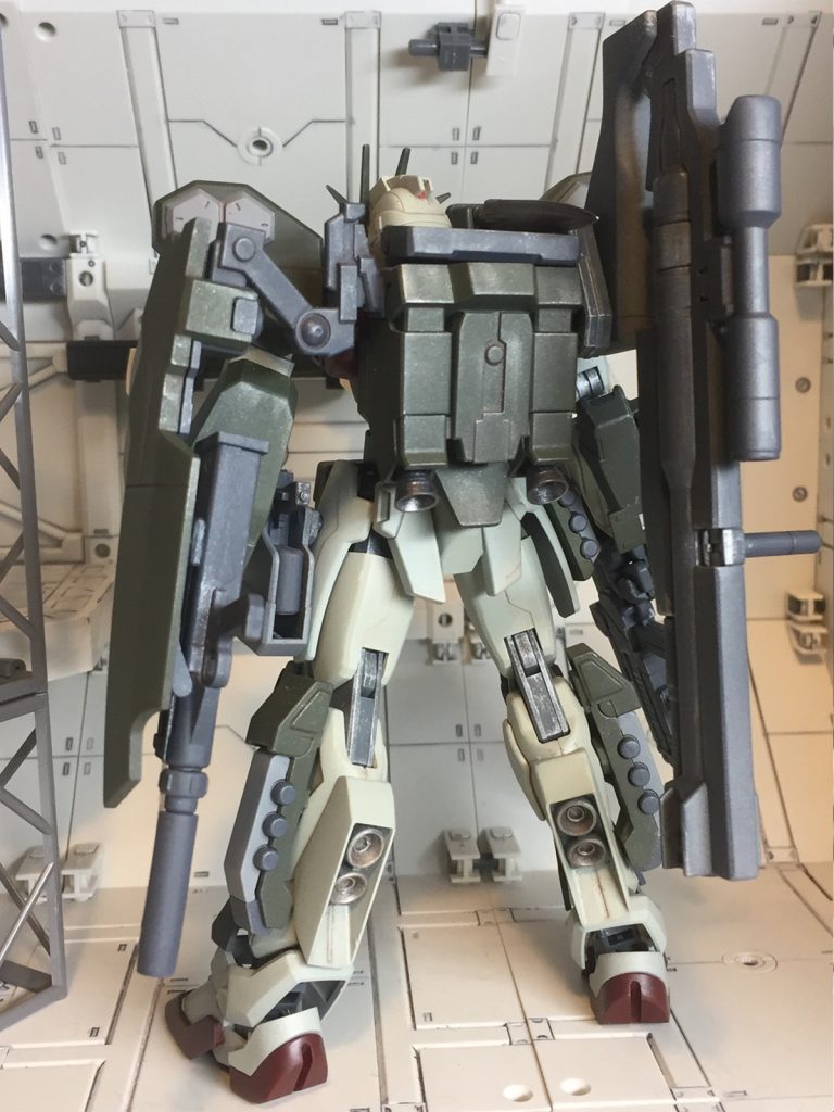 背面から見るとそんなに装甲化されていないのがポイント。劇中でブーメランで狙われるとわかっていたら(略
シールド裏にマシンガンを装備できるのがお気に入り。