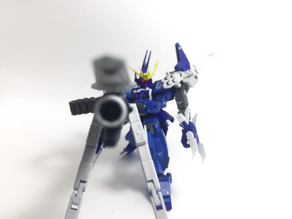 ◆白虎(パイフー)ランチャー◆
グリモアレッドナイトの切り札的なメガ粒子砲に対抗する為の大型火器。
銀狼ガトリングと接続して初めて使用できる。
原作のブルーディスティニーとイフリート改の対決に負けず劣らずの迫力で死闘を繰り広げる二機!
誰もが息を呑み瞬きすら忘れるほどの戦いの末…相打ちにより終結。
力の全てを出し切った結果にタイガーウルフとロンメルはお互いを讃え合うのであった…
…ちなみに今回のイベント優勝者は2人が死闘を繰り広げる中にコツコツとポイントを稼いでいった「コーラサワー」氏がもぎ取る結果で幕を閉じた。
_____________________________________
というわけで2作同時進行、同時投稿でした( ^ω^ )
ビルドダイバーズは戦慄のブルーでニムバス役と今のユウ役が共演してる奇跡ですよ!!
ビルドダイバーズではロンメルはキョウヤ、タイガーウルフはシャフリヤールがそれぞれライバル関係ですが、自分はキャスト見た瞬間にブルー見立てやるしかねぇ!と考えてましたw
ギミック案が思い浮かばすやきもきしてましたがようやく完成しました!
それでは二体合わせてお付き合い頂き感謝です☺️