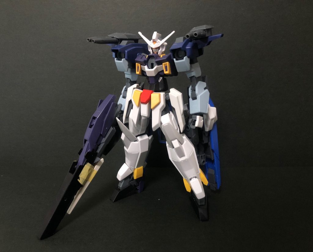 構成パーツがおおまかに決定したころの写真です。
実は肩の装備はギリギリまで違うものになっていました。
しかし、これではストライダーフォーム時に翼がなく、飛んでいる姿が想像しにくい問題があったため、最終的にはウイングのある形に変更することになりました。