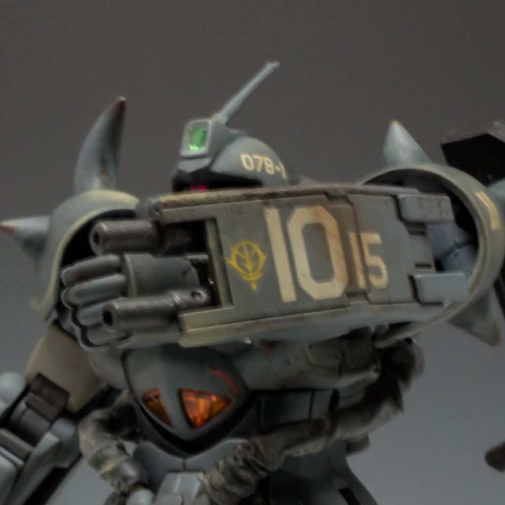 左腕アーマーの下に、マシンガンを2門装備