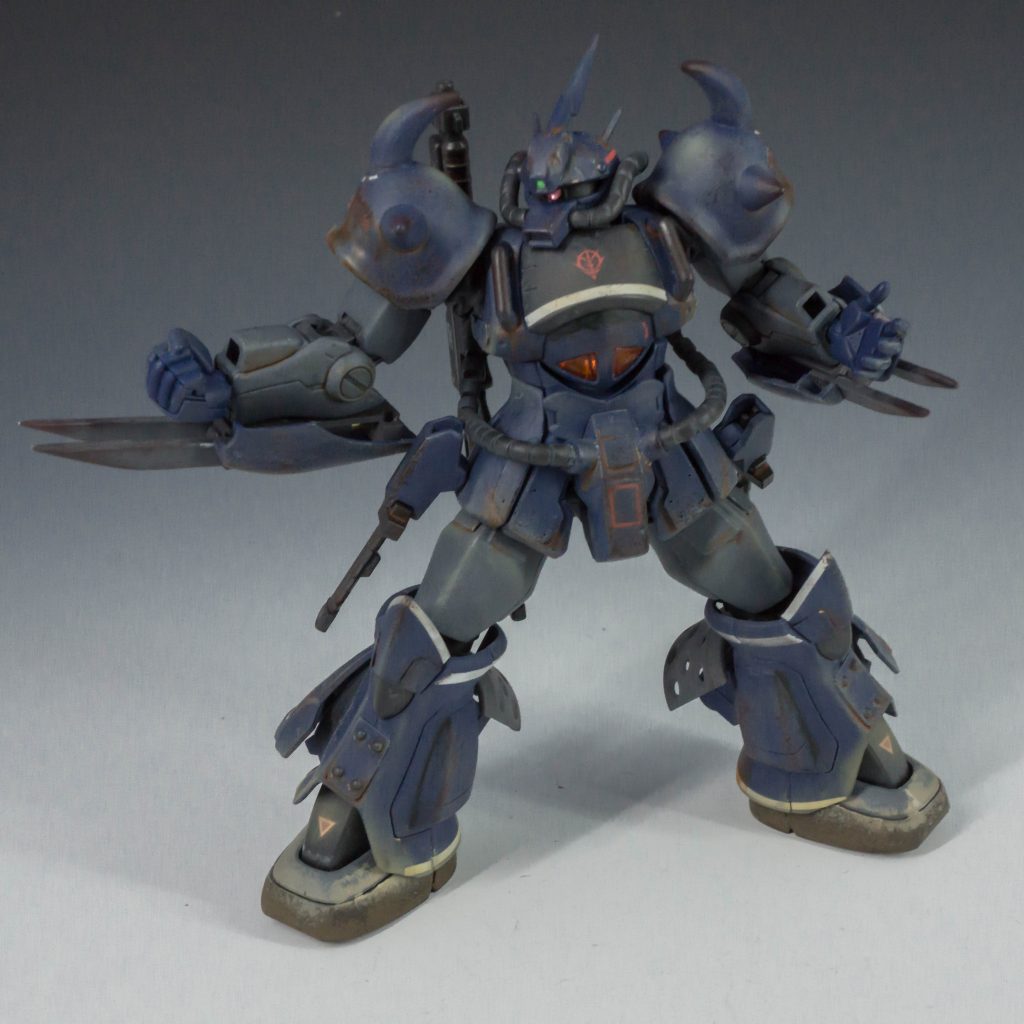 クローは、腕アーマー内に格納可能。