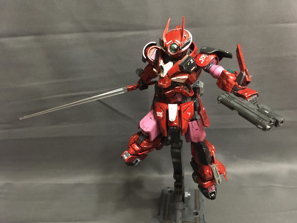 そして両腕にはGNビームサーベルを装備。このビーム刃は透明に近い発色のため、相手が刀身の長さを見誤ることを誘発する。(マウント時にはGNビームガンとしても使用可能)