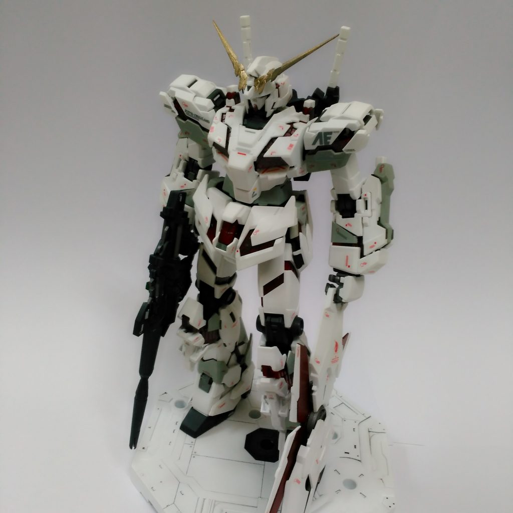 正面右からの撮影。
付属にスタンドがついてなかったので別売りのアクションベースを使いました。
ユニコーン仕様になっており、シンボルカラーの白スタンドと、デカールが付属でついていたのですごくお得です!