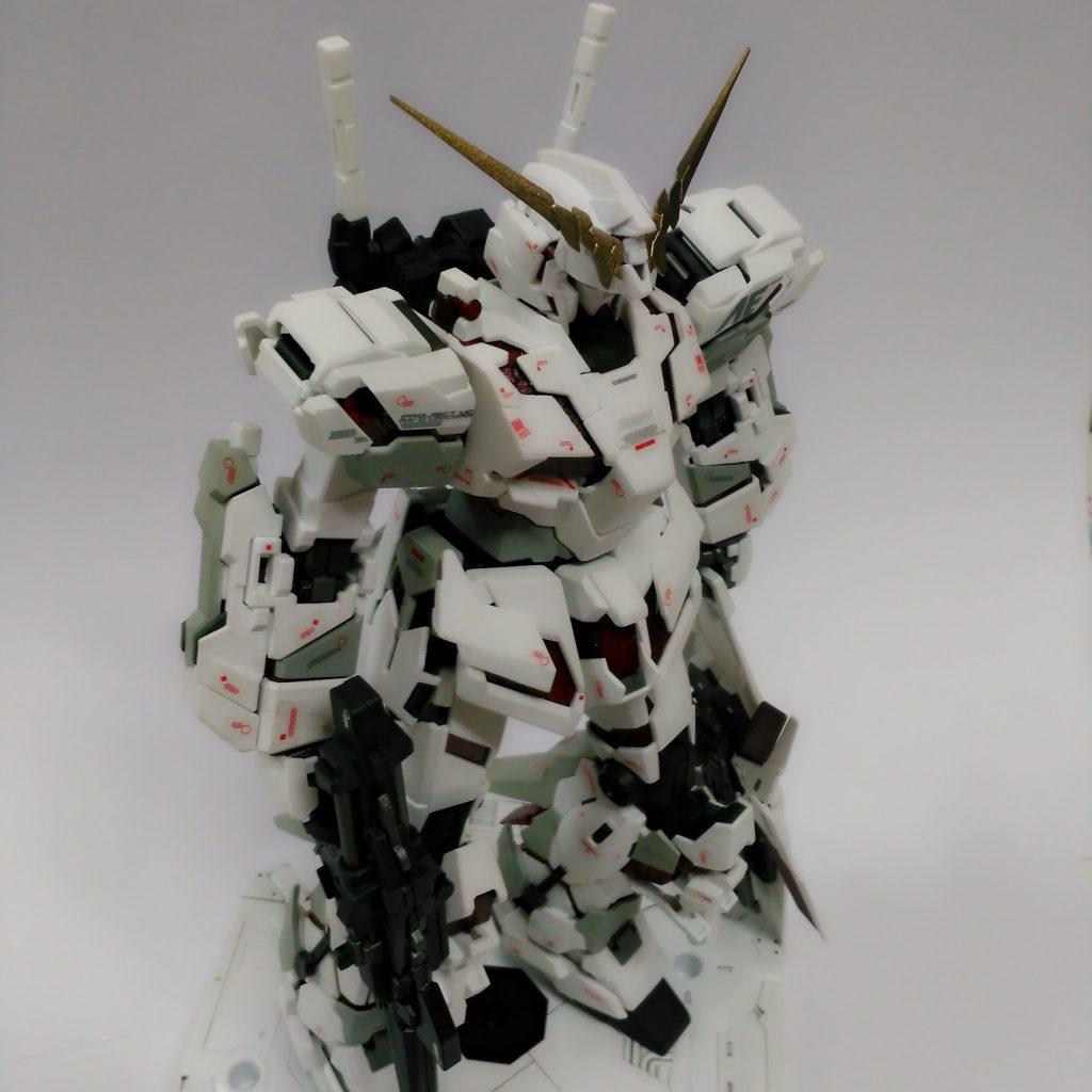 左上からの撮影。
MGなだけあってデカールの量も多かったです。今回はバズーカを作らなかった分、貼るデカールの量も少し減りましたが…水転写なら楽なんですけどガンダムデカールは僕苦手でして。同じ場所に均等に並べるのが難しくて…一部挫折しております。