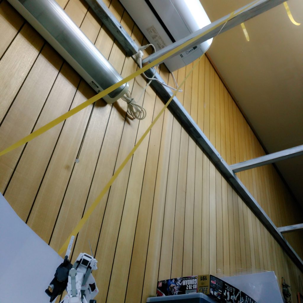 最後に撮影の外側です。
別途で使う予定だった画用紙が余りそうだったので3枚ほど並べて、上からマスキングテープで固定してあります。簡易的なうえに照明も買ってないので正直あまり期待はしてなかったのですが、結構いい具合に撮れて良かったです。今度からもこの技法で撮影していきたいと思います。