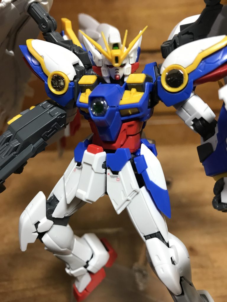 後付けゼロシステムはフレーム部が銀色だが、なぜそのようになっているのかは全くの謎である。
比較的後期のものなのかプロトタイプなのかは定かではない
また、肩部もこれを補助する為のなんらかのシステムが搭載されている模様