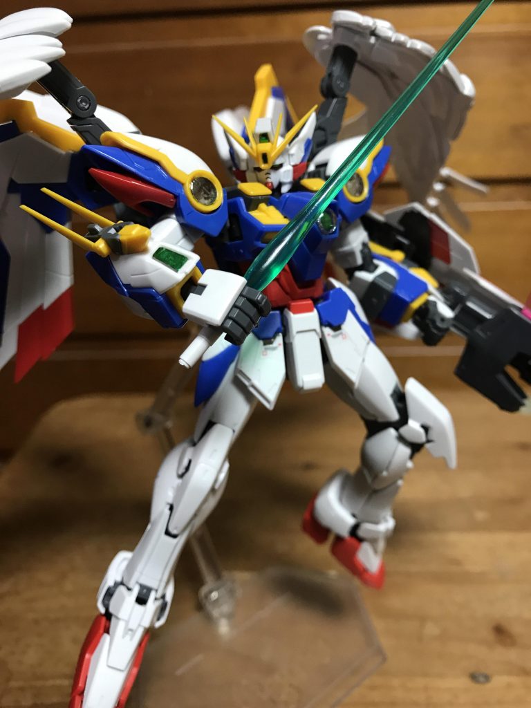 ビームサーベルは後部ウイングスラスターに一本ずつとシールドに一本、計三本装備