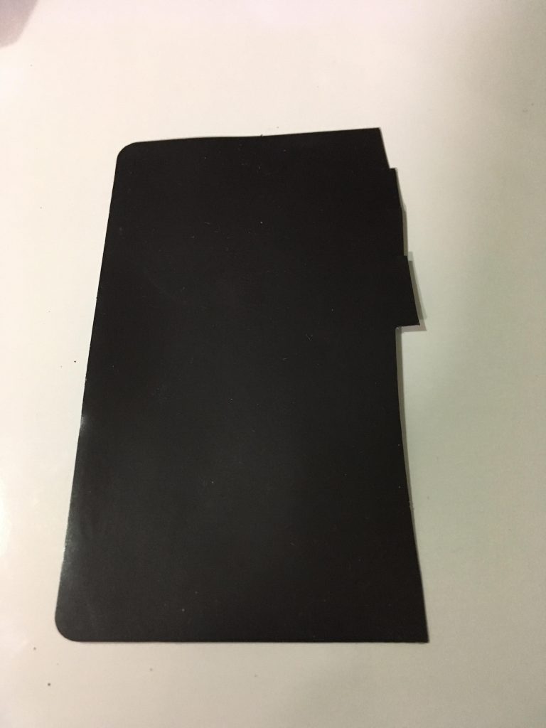 気付いたら、ポストに入ってるマグネットを半日ほど水につけます。
緩くなった表面の紙を剥がし、そこにキットのシールを貼り、
その形に切れば、先程の磁石の位置にくっつければ表情変化ができるようになります。