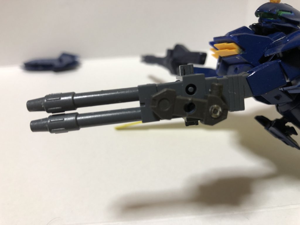 最後に左腕武装のシールドを外したところです
こちらはブルーディスティニー3号機の二連装ビームガンの装甲を外したあと、オルフェンズのMSオプションセットのキャノン接続用パーツを取り付け。一部を切除してシールドを取り付けて完成となります。