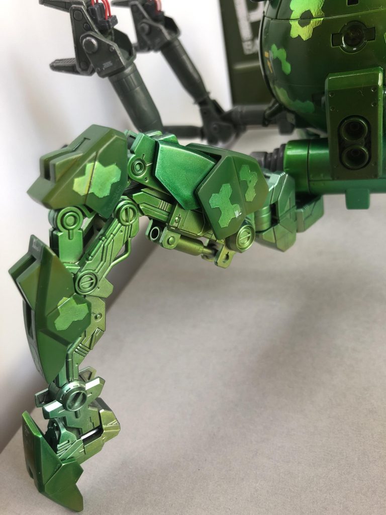 脚部にもヘックス迷彩をし、内部フレームはメカメカしく見えるように塗装で表現しました。