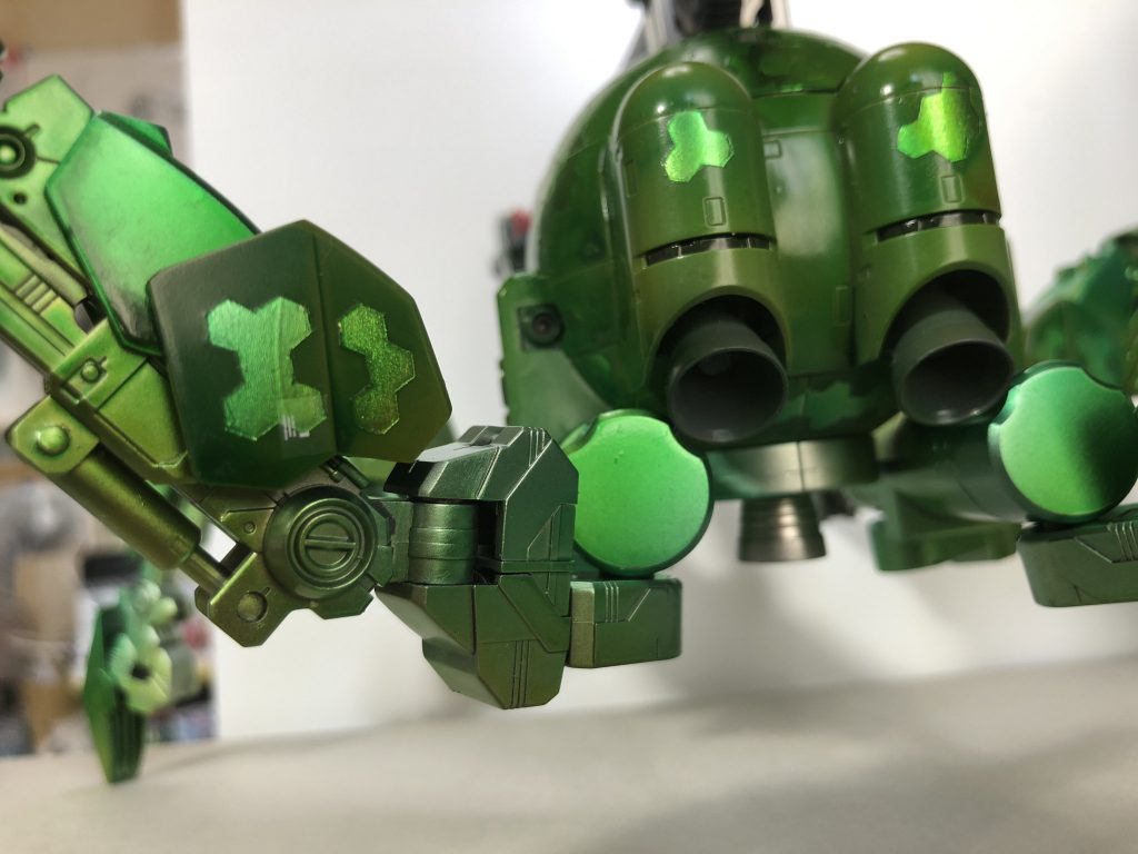 球体部分の底のバーニアとバックパックのバーニアの塗装を変え、機関部の違いを出しました。