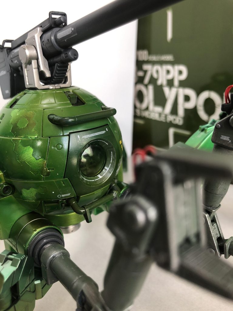 球体部分にヘックス迷彩キャンディ塗装表現。マニピュレーターには、ドライブラシをし、素材の違いと使い込まれ感をだしました。