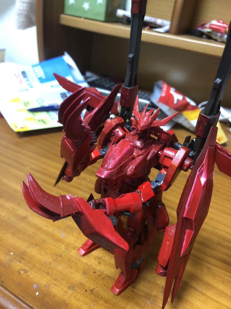 もちろん武器として、収納していた手の甲を出すこともできますし、収納状態で色々な武器を持たせることも可能です。