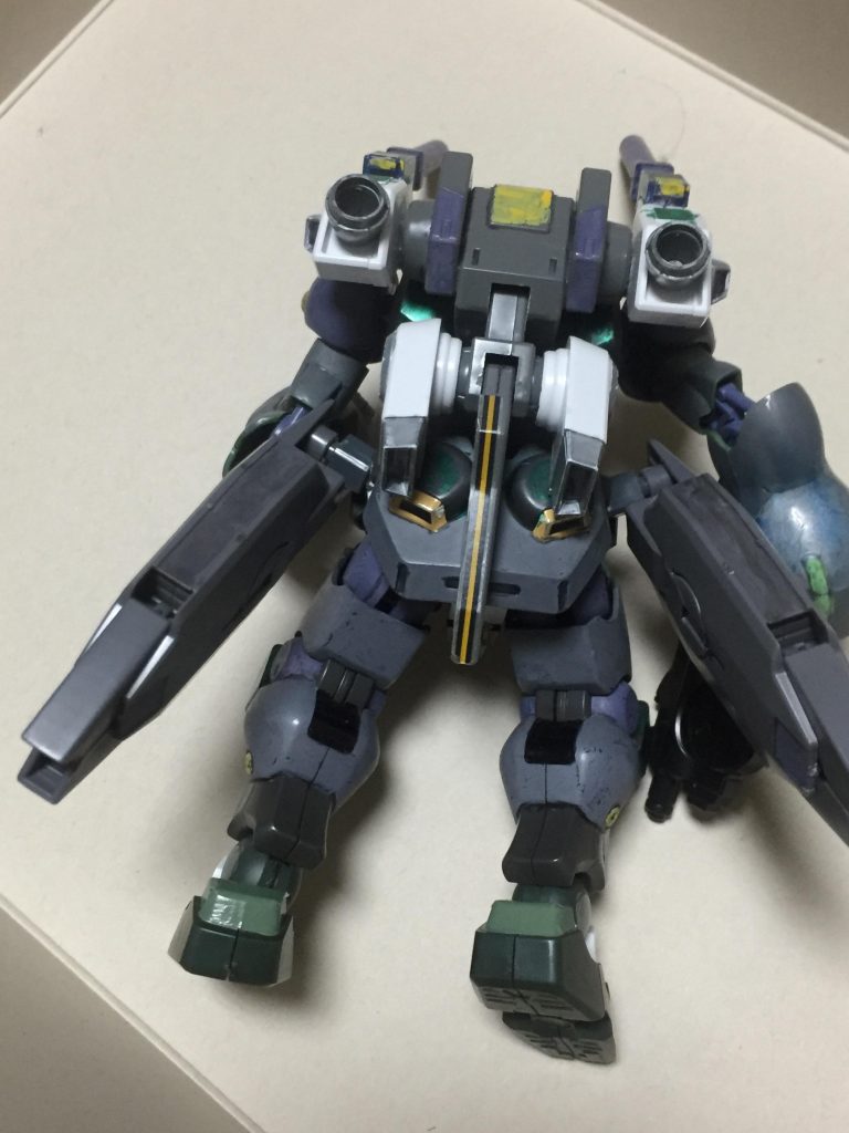 後ろから。技術があればプラ板とかで形を整えたい。