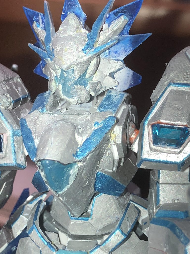 まずは顔にドラゴンみたいに牙を付けました。