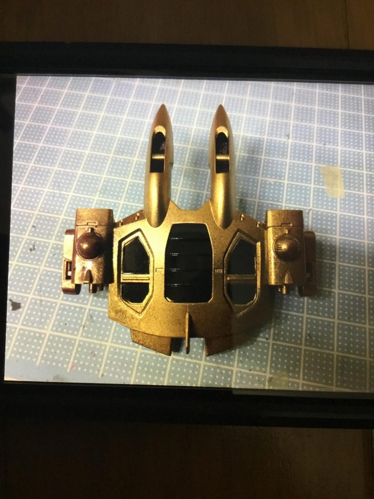 フェネクスを見た弟が金色のガンダム作って!と言い出したため、本人もカッコいいと言っていたジャスティスをマスキングして色わけを金と黒と青でしていたら、金色塗装時に希釈に失敗してうまく塗装できなかった(よく見るとブツブツしてる)ため、マスキングを諦めて後からマーカーで塗り分ける事をひらめき、とりあえず、真っ黒になりましたwww