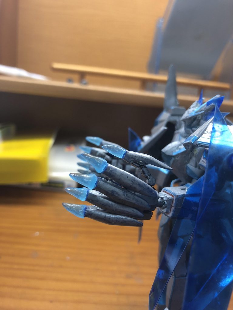 次は手です。使ったパーツは極め手1／100とギラーガ煌の尻尾のパーツを組み合わせて、クロー武器にしてみました。
