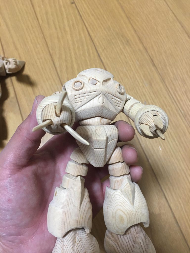 クローは開閉可能で、中にゴムのシートを挟んで接着し、開いた状態でも保持できる様にしました