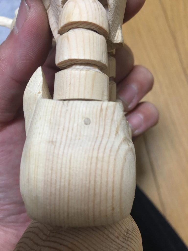 足の関節部分にはピンバイスで穴を開けて、つまようじをさして可動する様にしました！