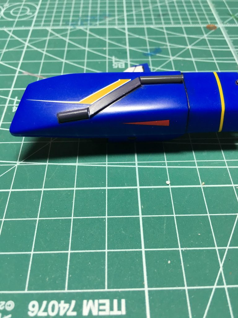 　AとDのオプションパックのランナーには半円状の棒があります。これを切り取ってシリンダーやパイプのようなディテールを表現。互い違いになるように配置し、互いをつなぐように0.75mmプラ板を貼っています。裏面にはプラ板でディテールを追加しています。