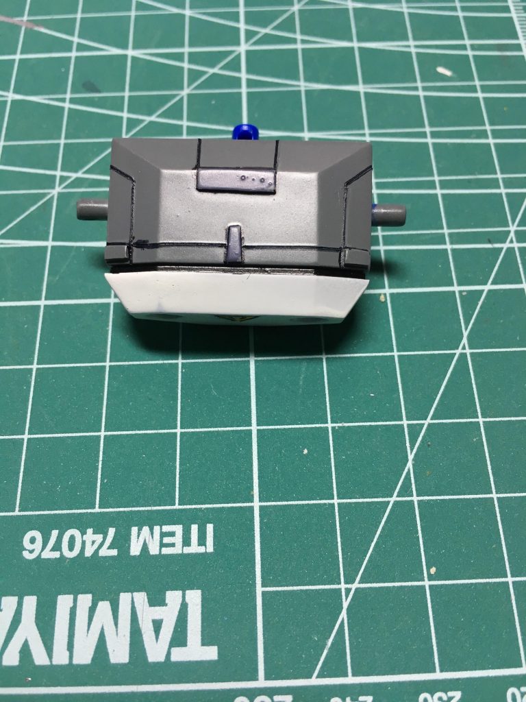 　バックパック基部はスジ彫りとプラ板でディテールアップしました。ガイドテープを使って慎重に彫り進め、塗装後にスミ入れしたときは気分が良かったです。