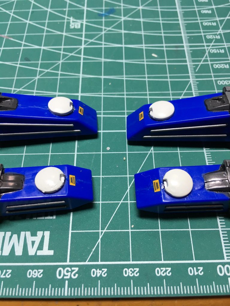 　プロペラントタンクの丸モールドはマスキング塗装しましたが、同時にジャンクパーツも塗装してディテールアップに使えるよう準備していました。HGアストレア(Type-Fも)で余るエクシアの脚部クリアパーツを白く塗って接着しています。またプラ板でディテールを追加しています。

　塗装はガンダムマーカー中心です。
下地＝Mr.サーフェイサー1000
白＝Mr.ベースホワイト1000
グレー1＝Mr.カラースプレー　ニュートラルグレー
グレー2＝ガンダムマーカー　ガンダムグレー
グレー3＝同メカグレー
赤＝同レッド
黄＝同イエロー
銀＝同シルバー