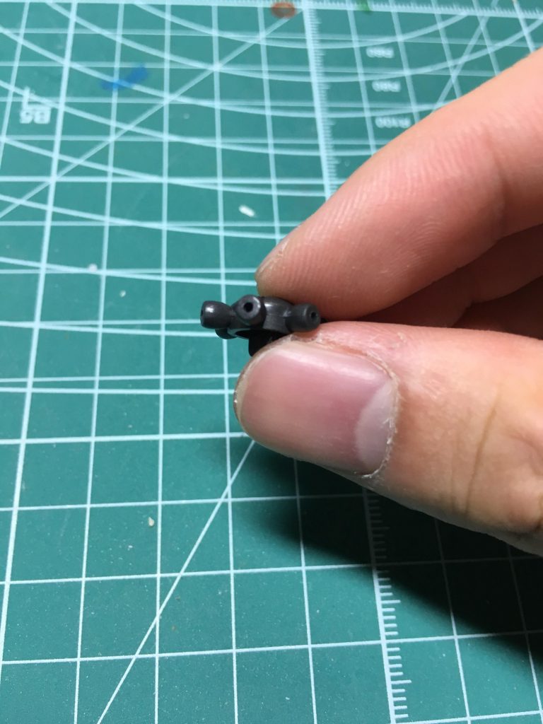 クラッカーは6基あるバーニアらしき部分を1mmドリルで開口。しかしよく考えたらザクのクラッカーにある突起は一切開口されていないという…。