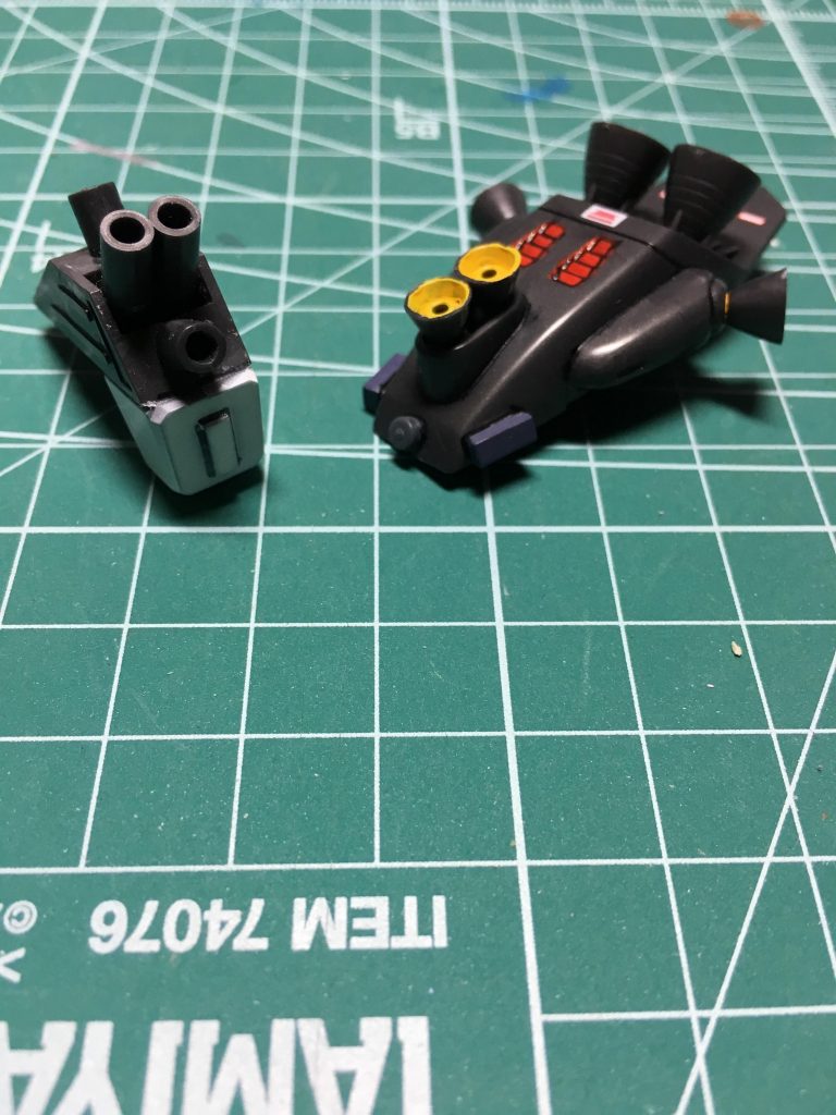 脚部と肩のユニットにはプラ板でディテールを追加しています。
塗装はガンダムマーカー中心です。
下地=Mr.サーフェイサー1000
白=Mr.ベースホワイト1000
グレー1=Mr.カラースプレー ニュートラルグレー
グレー2=ガンダムマーカー ガンダムグレー
グレー3=同メカグレー
赤=同レッド
黄=同イエロー
銀=同シルバー