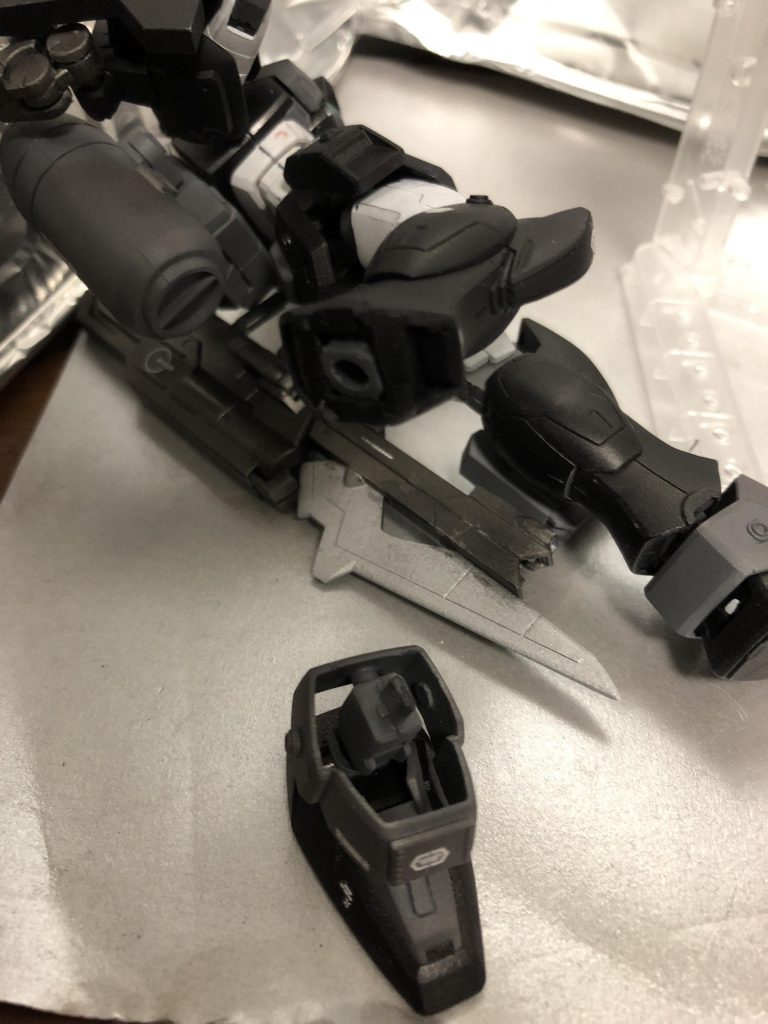 細かすぎて伝わらない改修ポイントその二
足は適当なポリキャップに変えてビルバの足パーツ(多分ディナイアルのジャンク)を使用してアンクルアーマーを可動式に。
ポリキャップは穴の形は合ってないですが大きさは同じなのでしっかり保持します。
あとデュエルの足だから肉抜きないのもポイント高い！