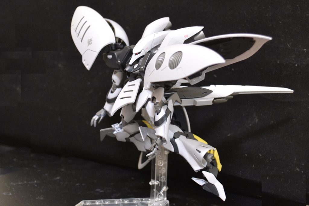 肩幅を広げてバランスをとったのですが、どうしても下半身のボリュームが足りないのでバエルのスラスターウイングを追加しました。