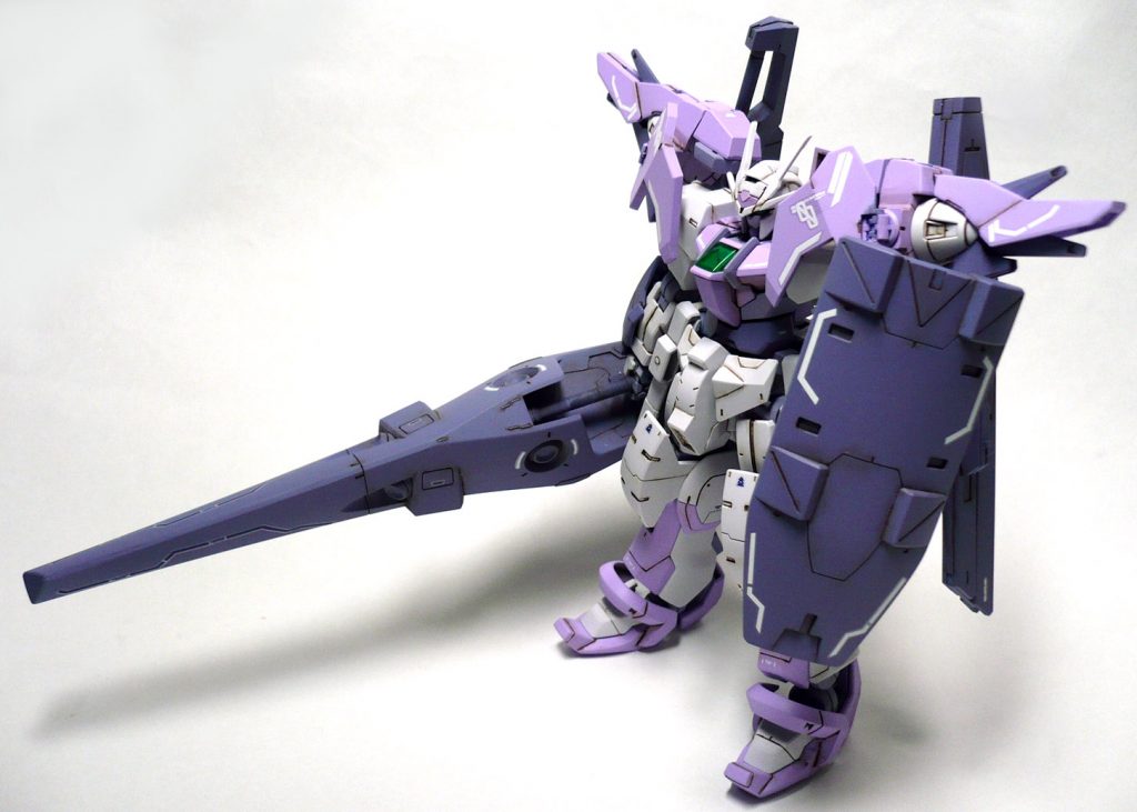 キマリストルーパーの四つ脚を取り付けた理由は
ＧＢＮのガンプラにも格闘技の体の動きの概念があるのであれば
下半身の強化・安定が一番大切だと思ったからです。
（取説のラッシュポジション解説にも同じ様な記載がありますね）

カラーリングはキマリス寄りですが
コチラはガンダムブレイカー（１と２）をプレイしていたときに
自分仕様のガンダムに施していたカラーを再現してみました。