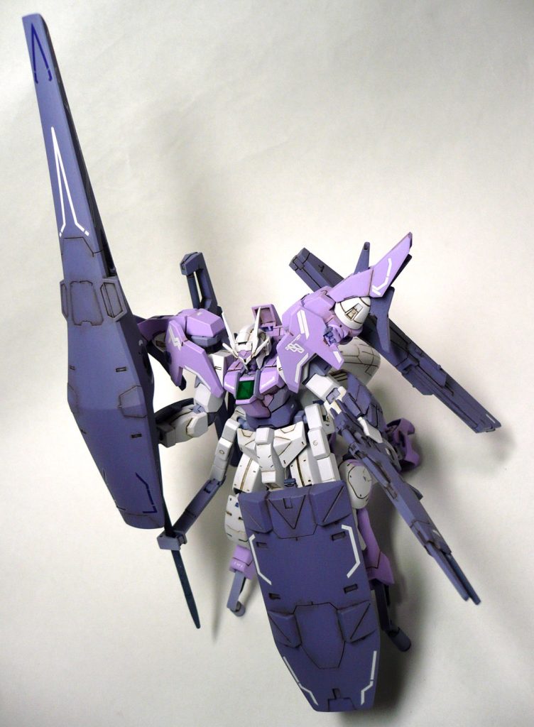 機体解説（ダブルオースカイとキマリストルーパーの装備はそのまま使用可能という事で）

デストロイヤー・ランス　（１４０ｍｍ機銃内蔵）
キマリスシールド（キマリスサーベル格納）
キマリスリアアーマー内部に機雷（炸薬・スモーク・ナパーム）
バスターソード
ロングライフル
ビームライフル（ダブルオースカイ）

ビームサーベル等のその他武装はオミットされています。

使用カラー　基本のカラーは４色です。

本体白部分　ガンダムホワイト＋ＭＳパープルとクリアピンクを極少量
本体紫部分　ガンダムホワイト＋ＭＳパープル
武器等グレー部分　ＭＳライトブルーに前に残っていた本体紫カラーにグレー等を足して使用
フレームグレー部分　残った武器のグレー塗料に色々なカラーを混ぜました…

スミ入れにＭｒウェザリングカラーのグランドブラウンを使った結果
滲んで軽いウェザリング効果になってしまいました。

デカールはＲＧのダブルオーライザー、ダブルオークアンタの２種を貼り付けましたが
撮影中に２箇所剥がれました…
そうなるだろうと思い、デカール量は減らしたのですけどねぇ。
