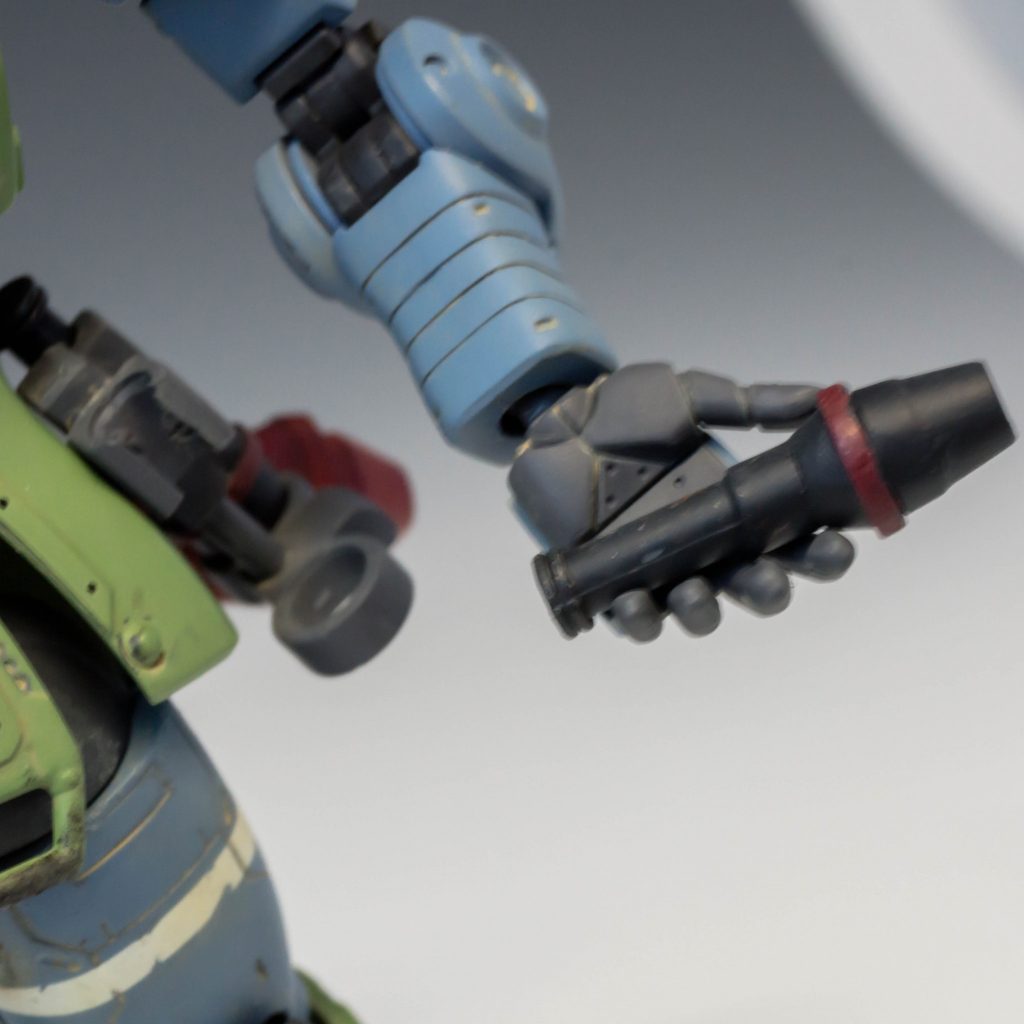 腰には、自作のハンドグレネードを装備しています。