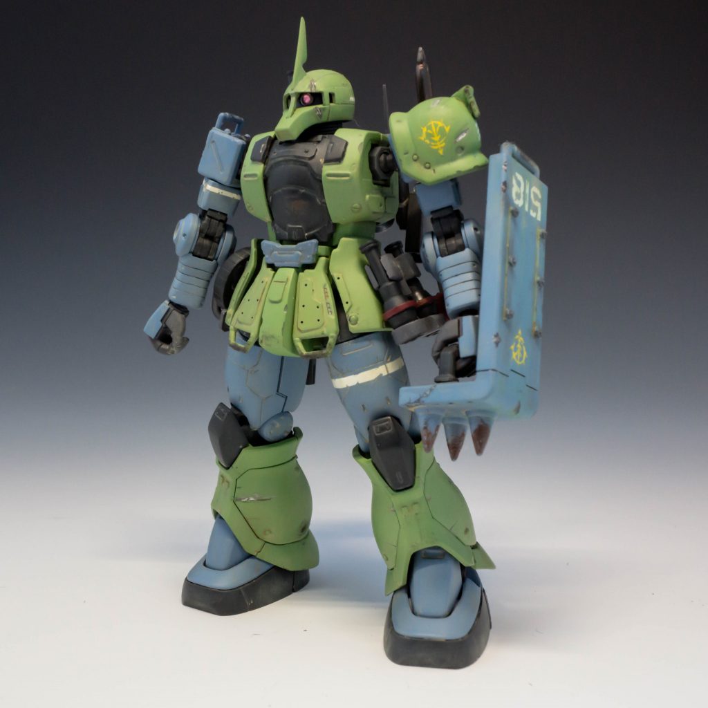 旧HGキットのシールドも装備しています。