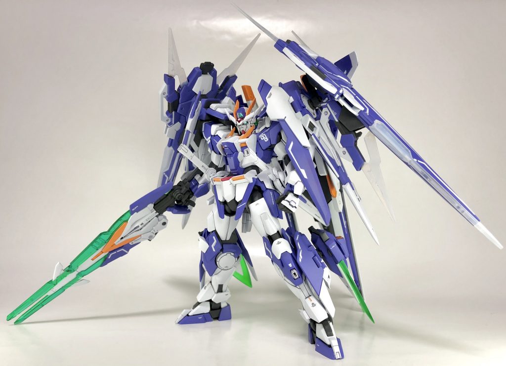 シルエットはダブルオーザンライザーが元ネタ。ダブルオーライザーのサイドバインダーにあたるユニットをGNソードIVフルセイバーが担っているのがコダワリです。