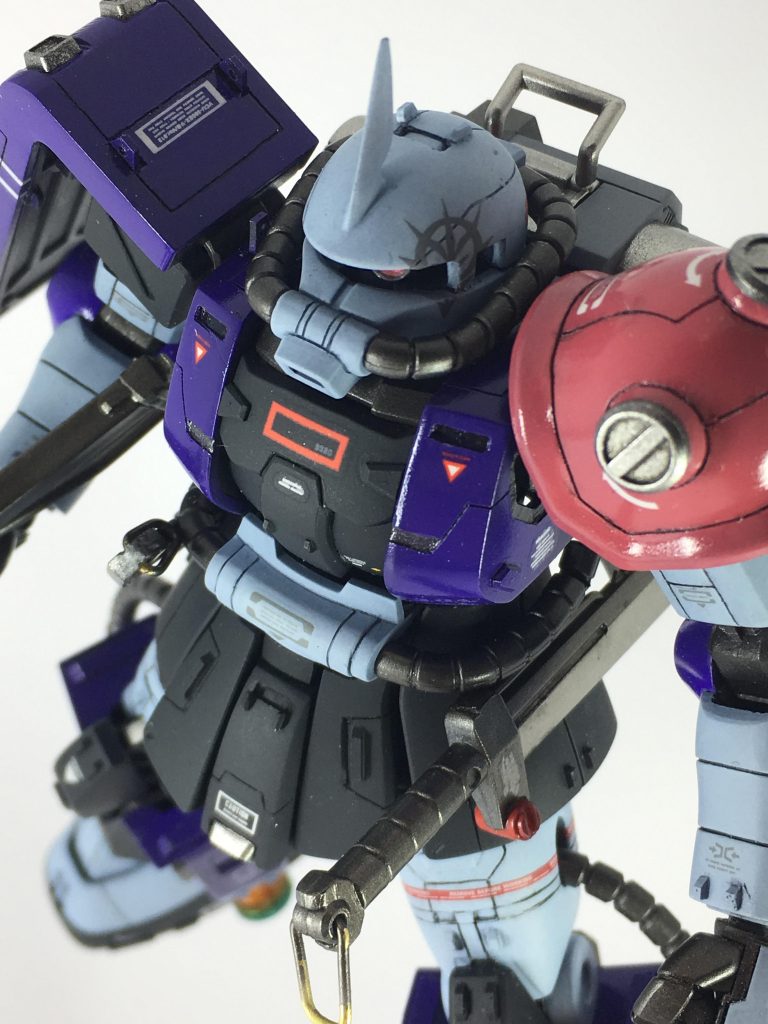 顔のジオンマークがお気に入りです。脳内設定で女性パイロットが搭乗しているのですが、目のとこにジオンマーク貼ったらまつ毛みたいになって女っぽくなるんじゃね?と貼ってみて結果全然まつ毛に見えませんでした。でもカッコイイからオケ!