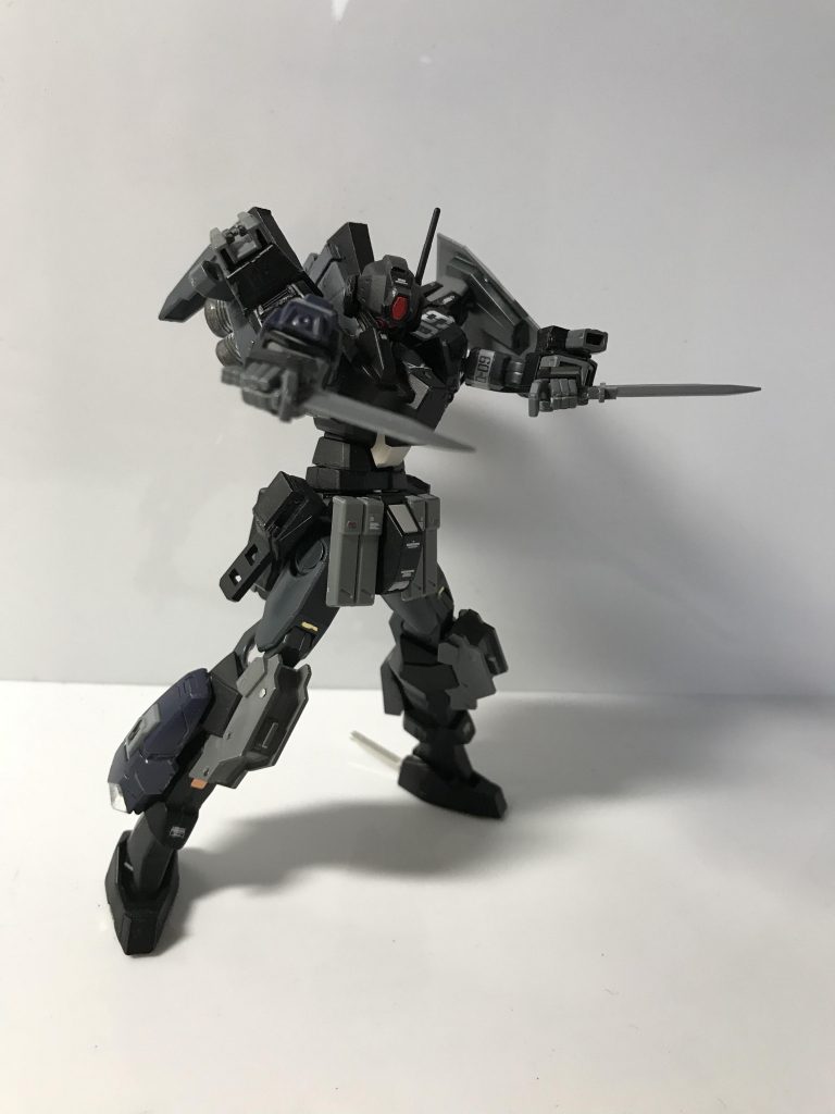 ナイフとビームガンで!ビームガンは牽制用 ナイフは暗殺する感じで使えたり投げたりして使えます!